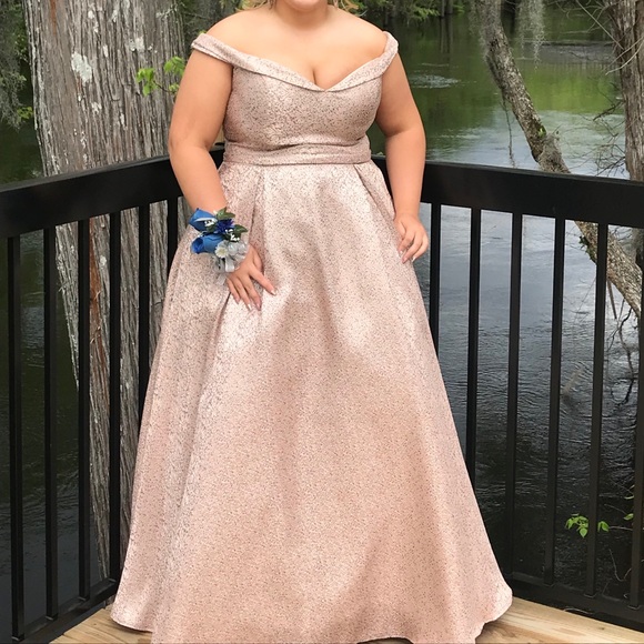Prom dress - Picture 1 of 4